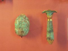 Amulettes au nom du vizir Paser, trouvées sur la momie du taureau أپيس