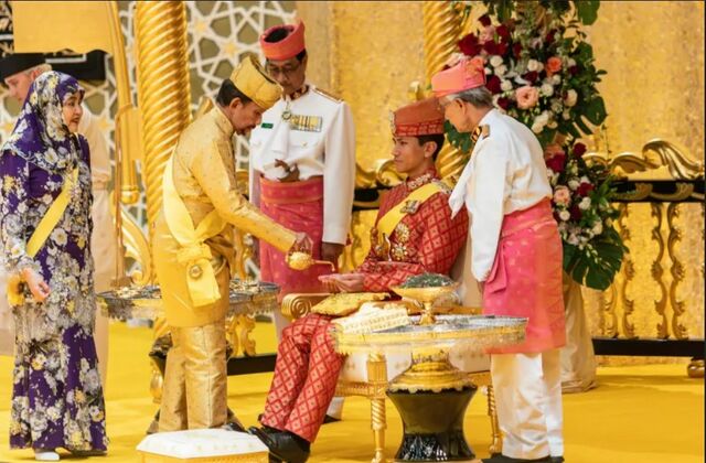 سلطان بروناي يسكب الزيت المعطر على يدي الأمير عبد المتين خلال حفل الزفاف