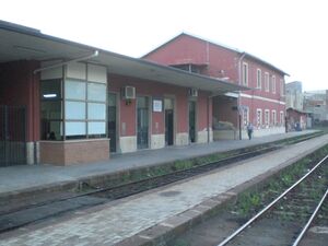 La stazione storica di Adrano vista dal lato dei binari