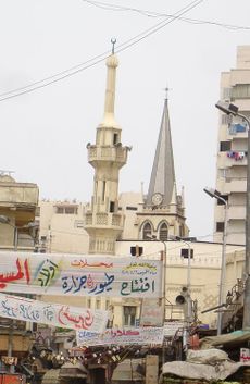 مسجد وكنيسة في حي باكوس.