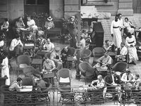 تراس فندق شپرد القديم المطل على شارع ابراهيم باشا، القاهرة، 1942. يلاحظ وجود أجانب يقضون فترة اجازاتهم من الحرب العالمية الثانية.
