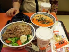أطباق غداء في مطعم ياباني في هونگ كونگ.