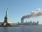 صورة لبرجي التجارة العالميين في نيويورك بعد اصطدام الطائرات بهما.