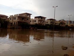 مجموعة من الفيلات الغارقة في مياه الأمطار بالقاهرة الجديدة.