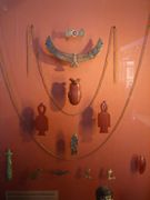 Bijoux et amulettes trouvés sur la momie attribuée au الأمير خعمواست.