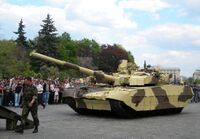 دبابة بي‌إم أوپلوت أوكرانية، من إنتاج KMDB موجهة إلى ناقلة دبابات.
